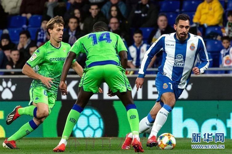 贝蒂斯后卫:维尼修斯比赛时和球迷说话 他被骂不奇怪 贝蒂斯后卫:维尼修斯比赛时和球迷说话 他被骂不奇怪